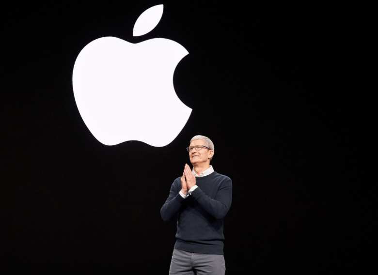 Tim Cook avec le logo Apple derrière