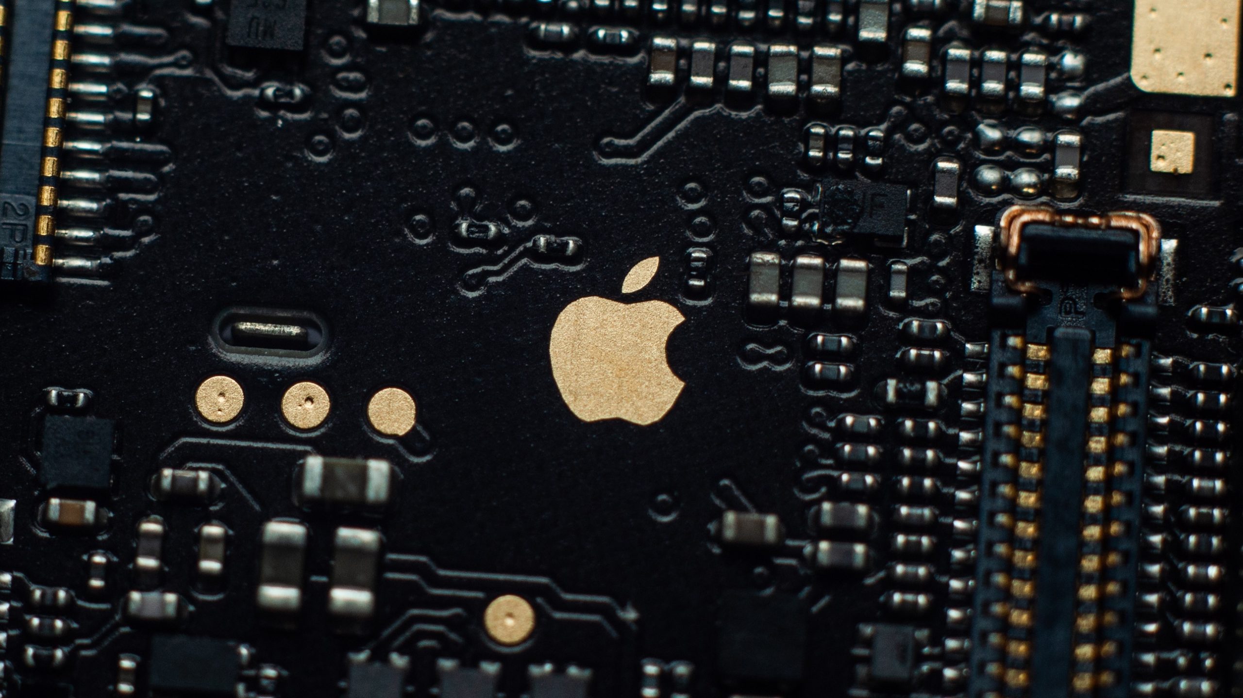 Apple installe des serveurs avec ses propres puces pour booster l'IA de l'iPhone